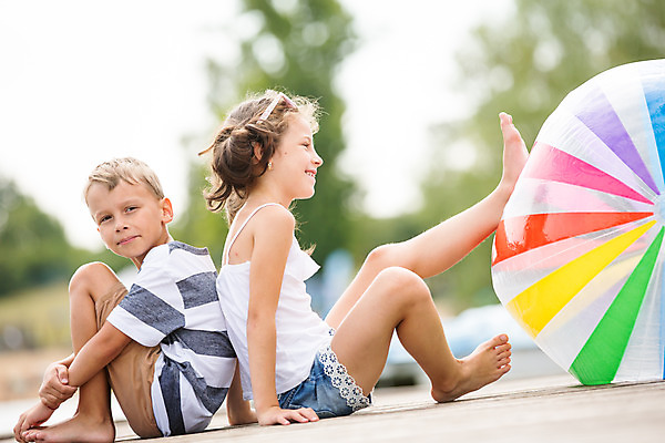 포토 JPG 주간 전신 서양인 외국인 여자 남자 딸 아들 어린이 여행 공 가족 가족여행 남매 미소 사람 앉기 소녀 소년 야외 두명 옆모습 10대 기댐 화목 등맞대기 자녀 가족라이프 킥 비치볼 즐거움 체코 놀기 다리펴기 어린이만 국내포토 자연요소 라이프스타일 감정 유럽 뷰포인트 컨셉 관계 모션 청소년 바캉스용품 표정 인종 파일형식