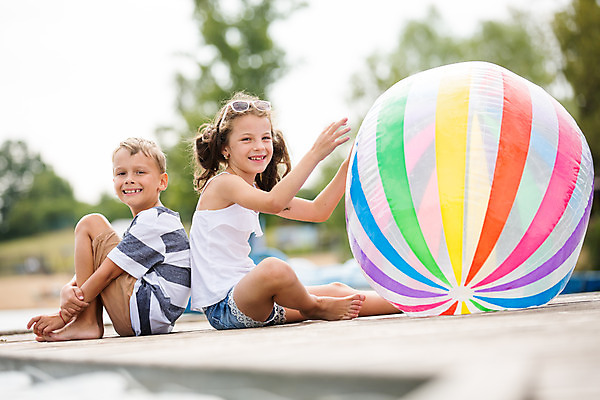 포토 JPG 주간 전신 서양인 외국인 여자 남자 딸 아들 어린이 여행 공 가족 가족여행 남매 미소 사람 앉기 소녀 소년 야외 두명 옆모습 10대 기댐 화목 등맞대기 자녀 잡기 가족라이프 비치볼 즐거움 체코 놀기 다리펴기 어린이만 국내포토 자연요소 라이프스타일 감정 유럽 뷰포인트 컨셉 관계 모션 청소년 바캉스용품 표정 인종 파일형식