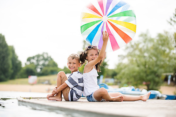 포토 JPG 주간 전신 서양인 외국인 여자 남자 딸 아들 어린이 여행 공 가족 가족여행 남매 미소 들기 사람 앉기 소녀 소년 야외 두명 옆모습 10대 기댐 화목 등맞대기 자녀 잡기 가족라이프 비치볼 즐거움 체코 놀기 다리펴기 어린이만 국내포토 자연요소 라이프스타일 감정 유럽 뷰포인트 컨셉 관계 모션 청소년 바캉스용품 표정 인종 파일형식