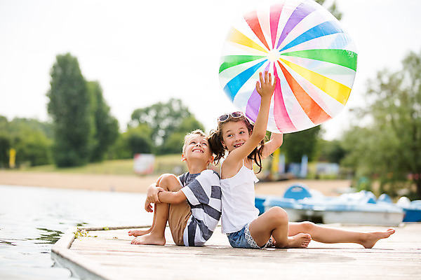 포토 JPG 주간 전신 서양인 외국인 응시 여자 남자 딸 아들 어린이 여행 장난 공 가족 가족여행 남매 미소 사람 앉기 소녀 소년 야외 두명 옆모습 10대 기댐 화목 등맞대기 자녀 잡기 가족라이프 비치볼 즐거움 체코 놀기 다리펴기 어린이만 국내포토 자연요소 라이프스타일 시선 감정 유럽 뷰포인트 컨셉 관계 모션 청소년 바캉스용품 표정 인종 파일형식