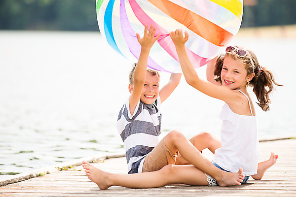포토 JPG 주간 전신 서양인 외국인 응시 여자 남자 딸 아들 어린이 여행 공 가족 가족여행 남매 미소 들기 사람 앉기 소녀 소년 야외 두명 옆모습 10대 마주보기 기댐 화목 자녀 잡기 가족라이프 비치볼 즐거움 체코 놀기 다리펴기 어린이만 국내포토 자연요소 라이프스타일 시선 감정 유럽 뷰포인트 컨셉 관계 모션 청소년 바캉스용품 표정 인종 파일형식