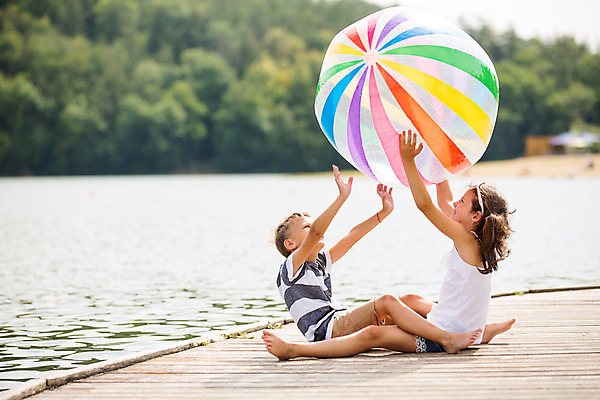 포토 JPG 주간 전신 서양인 외국인 응시 여자 남자 딸 아들 어린이 여행 공 가족 가족여행 남매 미소 들기 사람 앉기 소녀 소년 야외 두명 옆모습 10대 강 마주보기 기댐 화목 자녀 잡기 가족라이프 비치볼 즐거움 체코 놀기 다리펴기 어린이만 국내포토 자연요소 라이프스타일 시선 감정 유럽 뷰포인트 컨셉 관계 모션 청소년 바캉스용품 표정 인종 파일형식