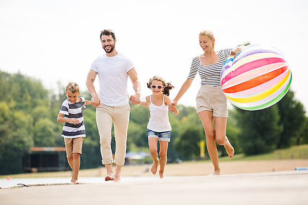 포토 JPG 주간 전신 서양인 외국인 모자 여자 남자 딸 아들 어린이 여행 공 가족 엄마 가족여행 서기 미소 사람 여러명 20대 성인 야외 앞모습 10대 30대 부모 선글라스 달리기 화목 자녀 잡기 가족라이프 아빠 비치볼 즐거움 체코 국내포토 자연요소 라이프스타일 잡화 감정 유럽 안경 뷰포인트 다수 컨셉 관계 모션 청소년 바캉스용품 표정 인종 청년 장년 파일형식