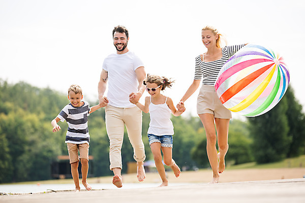 포토 JPG 주간 전신 서양인 외국인 모자 여자 남자 딸 아들 어린이 여행 공 가족 엄마 가족여행 서기 미소 사람 여러명 20대 성인 야외 앞모습 10대 30대 부모 선글라스 달리기 화목 자녀 잡기 가족라이프 아빠 비치볼 즐거움 체코 국내포토 자연요소 라이프스타일 잡화 감정 유럽 안경 뷰포인트 다수 컨셉 관계 모션 청소년 바캉스용품 표정 인종 청년 장년 파일형식