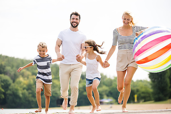 포토 JPG 주간 전신 서양인 외국인 모자 여자 남자 딸 아들 어린이 여행 공 가족 엄마 가족여행 서기 미소 사람 여러명 20대 성인 야외 앞모습 10대 30대 부모 선글라스 달리기 화목 자녀 잡기 가족라이프 아빠 비치볼 즐거움 체코 국내포토 자연요소 라이프스타일 잡화 감정 유럽 안경 뷰포인트 다수 컨셉 관계 모션 청소년 바캉스용품 표정 인종 청년 장년 파일형식
