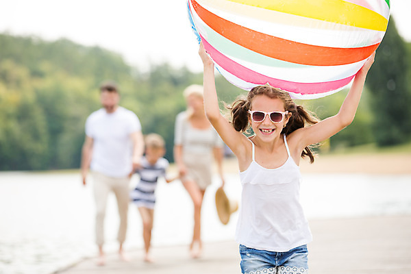 포토 JPG 주간 전신 서양인 외국인 모자 여자 남자 딸 아들 어린이 여행 공 가족 엄마 가족여행 서기 미소 들기 사람 여러명 20대 성인 야외 앞모습 10대 30대 부모 선글라스 달리기 화목 자녀 잡기 가족라이프 아빠 비치볼 즐거움 체코 국내포토 자연요소 라이프스타일 잡화 감정 유럽 안경 뷰포인트 다수 컨셉 관계 모션 청소년 바캉스용품 표정 인종 청년 장년 파일형식