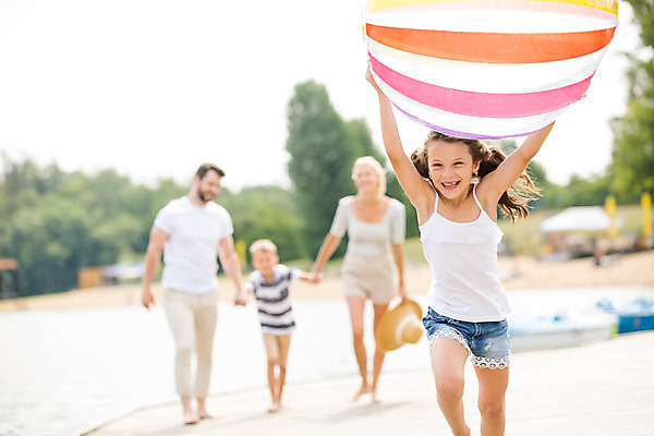 포토 JPG 주간 전신 서양인 외국인 모자 여자 남자 딸 아들 어린이 여행 공 가족 엄마 가족여행 서기 미소 들기 사람 여러명 20대 성인 야외 앞모습 10대 30대 부모 선글라스 달리기 화목 자녀 잡기 가족라이프 아빠 비치볼 즐거움 체코 국내포토 자연요소 라이프스타일 잡화 감정 유럽 안경 뷰포인트 다수 컨셉 관계 모션 청소년 바캉스용품 표정 인종 청년 장년 파일형식
