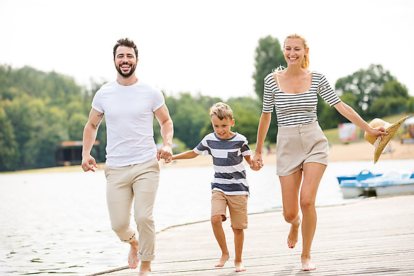 포토 JPG 주간 전신 서양인 외국인 모자 여자 남자 아들 어린이 여행 가족 엄마 가족여행 미소 사람 20대 성인 야외 앞모습 10대 세명 30대 부모 걷기 손잡기 화목 자녀 잡기 가족라이프 아빠 즐거움 체코 국내포토 자연요소 라이프스타일 잡화 감정 유럽 뷰포인트 컨셉 관계 모션 청소년 표정 인종 청년 장년 파일형식