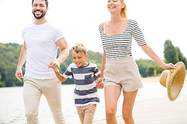 포토 JPG 주간 서양인 외국인 모자 여자 남자 아들 어린이 여행 가족 엄마 가족여행 미소 사람 상반신 20대 성인 야외 앞모습 10대 세명 30대 부모 걷기 손잡기 화목 자녀 잡기 가족라이프 아빠 즐거움 체코 국내포토 자연요소 라이프스타일 잡화 감정 유럽 뷰포인트 컨셉 관계 모션 청소년 표정 인종 청년 장년 파일형식