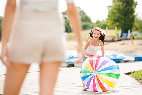 포토 JPG 주간 전신 서양인 외국인 여자 딸 어린이 여행 공 가족 모녀 엄마 가족여행 서기 미소 사람 성인 야외 두명 앞모습 뒷모습 10대 30대 화목 하반신 잡기 가족라이프 비치볼 즐거움 체코 여자만 국내포토 자연요소 라이프스타일 감정 유럽 뷰포인트 컨셉 관계 모션 청소년 바캉스용품 표정 인종 장년 파일형식
