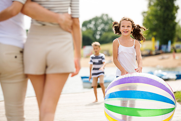포토 JPG 주간 전신 서양인 외국인 여자 남자 딸 아들 어린이 여행 공 가족 엄마 가족여행 서기 미소 사람 소녀 소년 여러명 20대 성인 야외 앞모습 뒷모습 10대 30대 부모 걷기 화목 하반신 자녀 잡기 가족라이프 아빠 비치볼 즐거움 체코 국내포토 자연요소 라이프스타일 감정 유럽 뷰포인트 다수 컨셉 관계 모션 청소년 바캉스용품 표정 인종 청년 장년 파일형식
