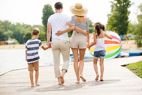 포토 JPG 주간 전신 서양인 외국인 모자 여자 남자 딸 아들 어린이 여행 허리손 공 가족 엄마 가족여행 서기 사람 소녀 소년 여러명 20대 성인 야외 뒷모습 10대 30대 부모 걷기 손잡기 화목 자녀 잡기 가족라이프 아빠 비치볼 즐거움 체코 국내포토 자연요소 라이프스타일 잡화 감정 유럽 뷰포인트 포즈 다수 컨셉 관계 모션 청소년 바캉스용품 인종 청년 장년 파일형식