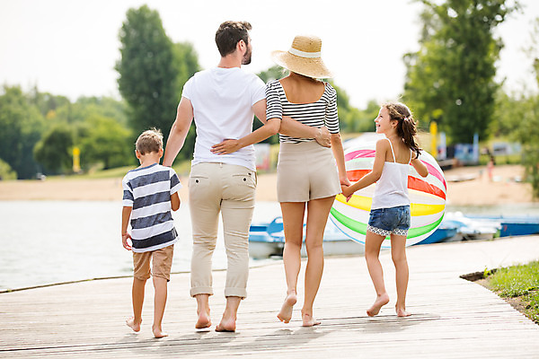 포토 JPG 주간 전신 서양인 외국인 모자 여자 남자 딸 아들 어린이 여행 허리손 공 가족 엄마 가족여행 서기 미소 사람 소녀 소년 여러명 20대 성인 야외 뒷모습 10대 30대 부모 걷기 손잡기 화목 자녀 잡기 가족라이프 아빠 비치볼 즐거움 체코 국내포토 자연요소 라이프스타일 잡화 감정 유럽 뷰포인트 포즈 다수 컨셉 관계 모션 청소년 바캉스용품 표정 인종 청년 장년 파일형식