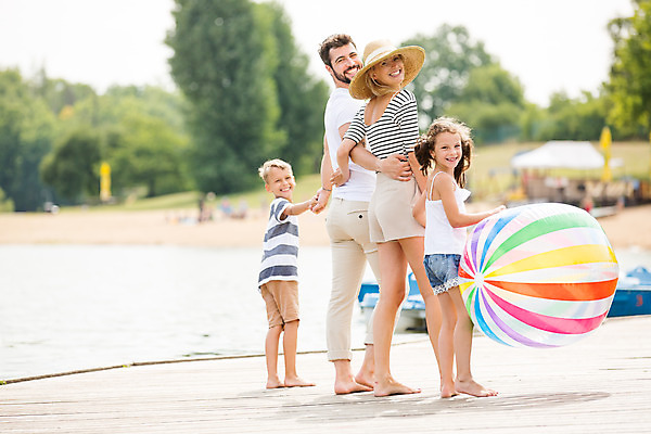 포토 JPG 주간 전신 서양인 외국인 모자 여자 남자 딸 아들 어린이 여행 공 가족 엄마 가족여행 서기 미소 사람 여러명 20대 성인 야외 옆모습 10대 30대 부모 걷기 손잡기 화목 자녀 잡기 가족라이프 아빠 비치볼 즐거움 체코 국내포토 자연요소 라이프스타일 잡화 감정 유럽 뷰포인트 다수 컨셉 관계 모션 청소년 바캉스용품 표정 인종 청년 장년 파일형식