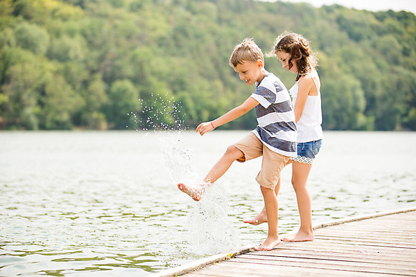 포토 JPG 주간 전신 서양인 외국인 여자 남자 어린이 여행 가족 물놀이 가족여행 남매 서기 미소 사람 소녀 소년 야외 두명 옆모습 10대 강 화목 가족라이프 즐거움 체코 다리펴기 어린이만 국내포토 자연요소 라이프스타일 감정 유럽 뷰포인트 컨셉 관계 모션 청소년 놀이 표정 인종 파일형식