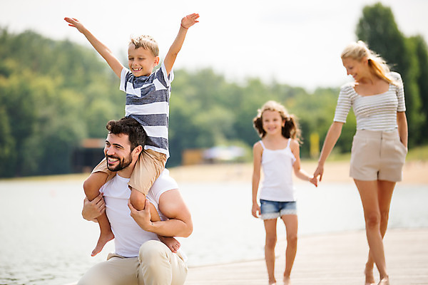 포토 JPG 주간 전신 서양인 외국인 여자 남자 딸 아들 어린이 여행 가족 엄마 가족여행 서기 미소 사람 소녀 소년 여러명 20대 성인 야외 앞모습 10대 30대 부모 손들기 걷기 손잡기 화목 만세 자녀 잡기 가족라이프 목말 아빠 강가 즐거움 주머니손 체코 놀기 국내포토 자연요소 라이프스타일 감정 유럽 뷰포인트 다수 컨셉 관계 모션 청소년 표정 인종 청년 장년 강 파일형식