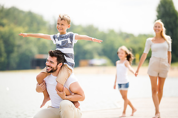 포토 JPG 주간 전신 서양인 외국인 응시 여자 남자 딸 아들 어린이 여행 가족 엄마 팔벌리기 가족여행 사람 소녀 소년 여러명 20대 성인 야외 앞모습 10대 30대 손잡기 화목 잡기 가족라이프 목말 아빠 즐거움 주머니손 체코 국내포토 자연요소 라이프스타일 시선 감정 유럽 뷰포인트 다수 컨셉 관계 모션 청소년 인종 청년 장년 파일형식