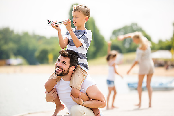 포토 JPG 주간 전신 서양인 외국인 여자 남자 딸 아들 어린이 여행 가족 엄마 가족여행 서기 미소 사람 여러명 20대 성인 야외 앞모습 뒷모습 10대 30대 부모 장난감 걷기 화목 자녀 잡기 가족라이프 목말 아빠 즐거움 체코 비행기모형 국내포토 자연요소 라이프스타일 감정 유럽 뷰포인트 다수 컨셉 관계 모션 청소년 비행기 표정 인종 청년 장년 모형 파일형식