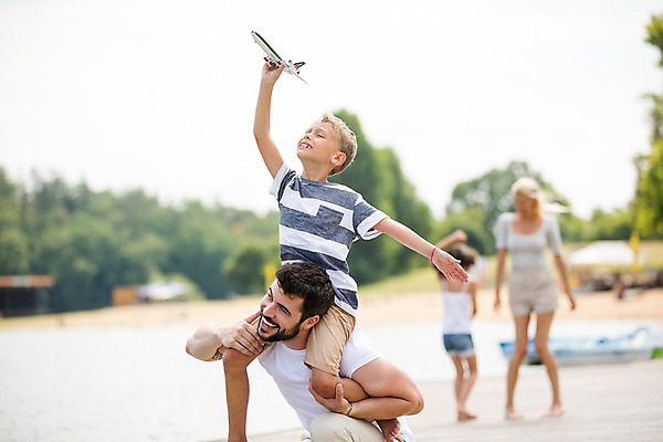포토 JPG 주간 전신 서양인 외국인 여자 남자 딸 아들 어린이 여행 가족 엄마 가족여행 서기 미소 들기 사람 여러명 20대 성인 야외 앞모습 10대 30대 부모 장난감 화목 자녀 잡기 가족라이프 목말 아빠 즐거움 체코 비행기모형 국내포토 자연요소 라이프스타일 감정 유럽 뷰포인트 다수 컨셉 관계 모션 청소년 비행기 표정 인종 청년 장년 모형 파일형식