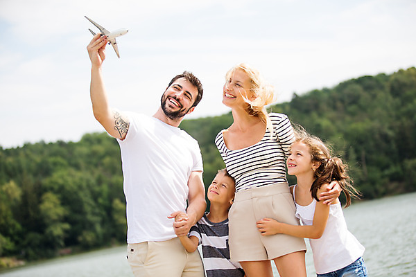 포토 JPG 주간 서양인 외국인 응시 여자 남자 딸 행복 아들 어린이 로우앵글 여행 가족 엄마 가족여행 비행기 서기 미소 들기 사람 소녀 소년 여러명 상반신 20대 성인 야외 앞모습 10대 30대 부모 장난감 화목 자녀 잡기 가족라이프 아빠 즐거움 체코 비행기모형 국내포토 자연요소 라이프스타일 시선 감정 유럽 뷰포인트 다수 컨셉 관계 항공교통 모션 청소년 대중교통 표정 인종 청년 장년 모형 파일형식