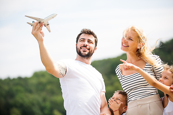포토 JPG 주간 서양인 외국인 응시 여자 남자 딸 행복 아들 어린이 여행 가족 엄마 가족여행 비행기 들기 사람 소녀 소년 여러명 상반신 20대 성인 야외 앞모습 10대 30대 부모 장난감 화목 자녀 가리킴 잡기 가족라이프 아빠 즐거움 체코 비행기모형 국내포토 자연요소 라이프스타일 시선 감정 유럽 뷰포인트 다수 컨셉 관계 항공교통 모션 청소년 대중교통 인종 손짓 청년 장년 모형 파일형식