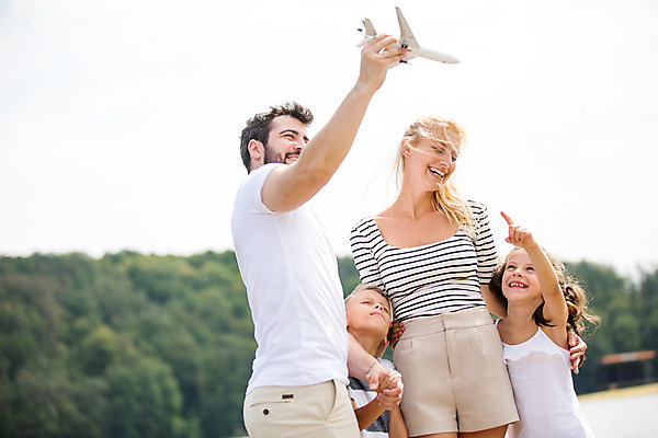 포토 JPG 주간 서양인 외국인 응시 여자 남자 딸 행복 아들 어린이 여행 가족 엄마 가족여행 비행기 들기 사람 소녀 소년 여러명 상반신 20대 성인 야외 앞모습 10대 30대 부모 장난감 화목 자녀 잡기 가족라이프 아빠 즐거움 체코 비행기모형 국내포토 자연요소 라이프스타일 시선 감정 유럽 뷰포인트 다수 컨셉 관계 항공교통 모션 청소년 대중교통 인종 청년 장년 모형 파일형식