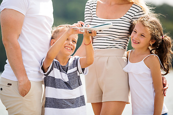 포토 JPG 주간 서양인 외국인 응시 여자 남자 딸 행복 아들 어린이 여행 가족 엄마 가족여행 서기 미소 들기 사람 소녀 소년 여러명 상반신 20대 성인 야외 앞모습 옆모습 10대 30대 부모 장난감 화목 자녀 잡기 가족라이프 아빠 즐거움 체코 비행기모형 국내포토 자연요소 라이프스타일 시선 감정 유럽 뷰포인트 다수 컨셉 관계 모션 청소년 비행기 표정 인종 청년 장년 모형 파일형식