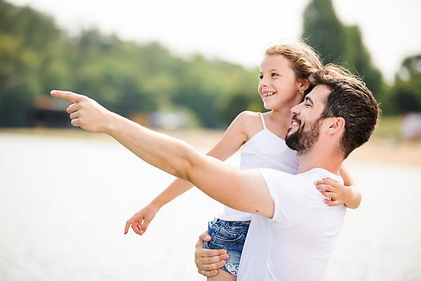 포토 JPG 주간 서양인 외국인 응시 여자 남자 딸 어린이 여행 가족 안기 가족여행 서기 들기 사람 소녀 상반신 20대 성인 야외 두명 옆모습 10대 손들기 화목 검지손가락 가리킴 가족라이프 아빠 즐거움 체코 부녀 국내포토 자연요소 라이프스타일 시선 감정 유럽 뷰포인트 컨셉 손가락 관계 모션 청소년 인종 손짓 청년 파일형식