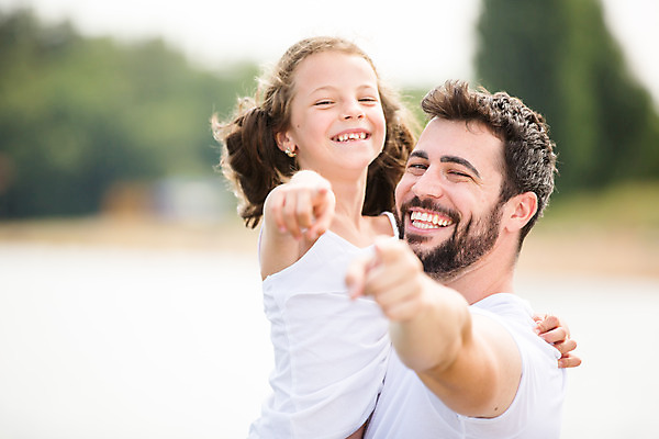 포토 JPG 주간 서양인 외국인 응시 여자 남자 딸 행복 어린이 여행 가족 안기 가족여행 서기 들기 사람 소녀 상반신 20대 성인 야외 두명 옆모습 10대 손들기 화목 검지손가락 가리킴 가족라이프 아빠 즐거움 체코 부녀 국내포토 자연요소 라이프스타일 시선 감정 유럽 뷰포인트 컨셉 손가락 관계 모션 청소년 인종 손짓 청년 파일형식