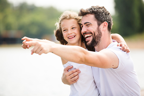 포토 JPG 주간 서양인 외국인 응시 여자 남자 딸 행복 어린이 여행 가족 안기 가족여행 서기 들기 사람 소녀 상반신 20대 성인 야외 두명 옆모습 10대 손들기 화목 검지손가락 가리킴 가족라이프 아빠 즐거움 체코 부녀 국내포토 자연요소 라이프스타일 시선 감정 유럽 뷰포인트 컨셉 손가락 관계 모션 청소년 인종 손짓 청년 파일형식