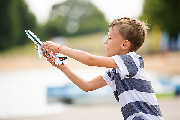 포토 JPG 주간 서양인 외국인 응시 남자 어린이 여행 놀이 가족여행 비행기 한명 서기 들기 사람 소년 상반신 야외 옆모습 장난감 잡기 즐거움 체코 비행기모형 소년한명만 국내포토 자연요소 1 시선 감정 유럽 뷰포인트 항공교통 모션 대중교통 인종 모형 남자한명만 소년만 파일형식
