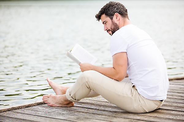 포토 JPG 주간 전신 서양인 외국인 응시 남자 여행 가족여행 한명 들기 사람 앉기 20대 성인 야외 옆모습 책 강 독서 잡기 즐거움 체코 성인남자한명만 국내포토 자연요소 1 시선 감정 유럽 뷰포인트 모션 인종 청년 남자한명만 성인남자만 파일형식