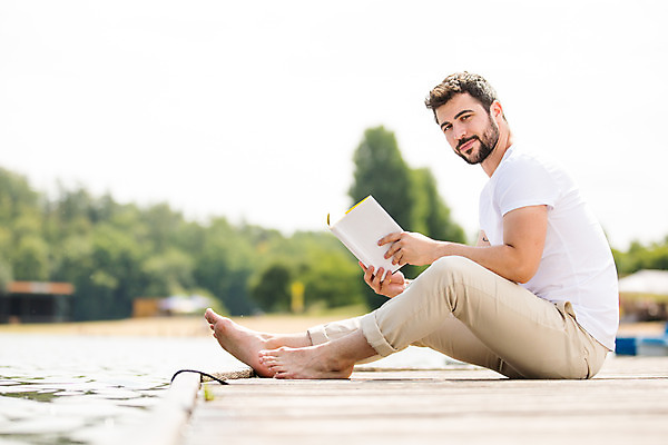 포토 JPG 주간 전신 서양인 외국인 응시 남자 여행 가족여행 한명 들기 사람 앉기 20대 성인 야외 옆모습 책 강 독서 잡기 즐거움 체코 성인남자한명만 국내포토 자연요소 1 시선 감정 유럽 뷰포인트 모션 인종 청년 남자한명만 성인남자만 파일형식
