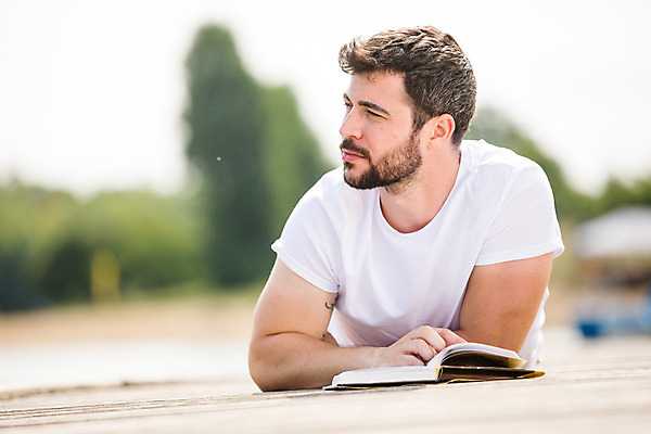 포토 JPG 주간 서양인 외국인 응시 남자 엎드리기 여행 생각 가족여행 한명 들기 사람 상반신 20대 성인 야외 옆모습 책 독서 잡기 즐거움 체코 성인남자한명만 국내포토 자연요소 1 시선 감정 유럽 뷰포인트 모션 인종 청년 남자한명만 성인남자만 파일형식