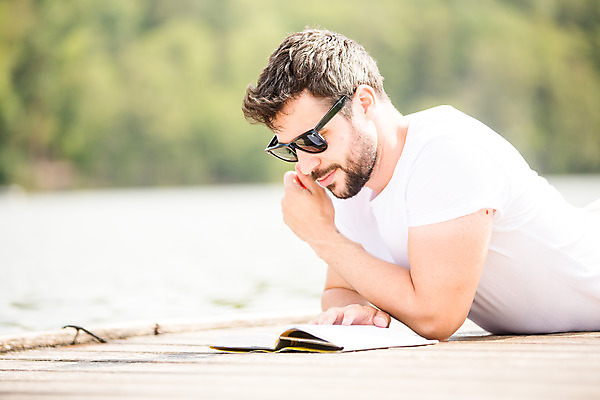 포토 JPG 주간 전신 서양인 외국인 응시 남자 엎드리기 여행 가족여행 한명 들기 사람 상반신 20대 성인 야외 옆모습 책 선글라스 독서 잡기 즐거움 체코 성인남자한명만 국내포토 자연요소 1 시선 감정 유럽 안경 뷰포인트 모션 인종 청년 남자한명만 성인남자만 파일형식