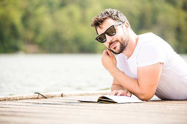 포토 JPG 주간 서양인 외국인 응시 남자 엎드리기 여행 생각 가족여행 한명 들기 사람 상반신 20대 성인 야외 옆모습 책 선글라스 독서 잡기 즐거움 체코 성인남자한명만 국내포토 자연요소 1 시선 감정 유럽 안경 뷰포인트 모션 인종 청년 남자한명만 성인남자만 파일형식