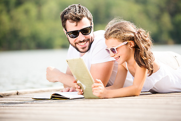 포토 JPG 주간 서양인 외국인 응시 여자 남자 딸 어린이 엎드리기 여행 가족 가족여행 미소 들기 사람 20대 성인 야외 두명 옆모습 10대 책 태블릿 선글라스 독서 화목 잡기 가족라이프 아빠 즐거움 체코 부녀 국내포토 자연요소 라이프스타일 시선 감정 유럽 안경 뷰포인트 컨셉 관계 모션 청소년 표정 인종 청년 전자제품 스마트기기 파일형식