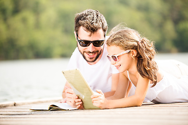 포토 JPG 주간 서양인 외국인 응시 여자 남자 딸 어린이 엎드리기 여행 가족 가족여행 미소 들기 사람 20대 성인 야외 두명 옆모습 10대 책 태블릿 선글라스 독서 화목 잡기 가족라이프 아빠 즐거움 체코 부녀 국내포토 자연요소 라이프스타일 시선 감정 유럽 안경 뷰포인트 컨셉 관계 모션 청소년 표정 인종 청년 전자제품 스마트기기 파일형식