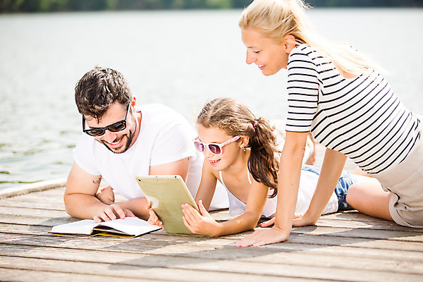 포토 JPG 주간 서양인 외국인 응시 여자 남자 딸 어린이 엎드리기 여행 가족 엄마 가족여행 미소 들기 사람 상반신 20대 성인 야외 앞모습 옆모습 10대 책 세명 30대 태블릿 선글라스 독서 화목 잡기 가족라이프 아빠 즐거움 체코 국내포토 자연요소 라이프스타일 시선 감정 유럽 안경 뷰포인트 컨셉 관계 모션 청소년 표정 인종 청년 장년 전자제품 스마트기기 파일형식