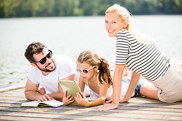 포토 JPG 주간 서양인 외국인 응시 여자 남자 딸 어린이 엎드리기 여행 가족 엄마 가족여행 미소 들기 사람 상반신 20대 성인 야외 앞모습 옆모습 10대 책 세명 30대 태블릿 선글라스 독서 마주보기 화목 잡기 가족라이프 아빠 즐거움 체코 국내포토 자연요소 라이프스타일 시선 감정 유럽 안경 뷰포인트 컨셉 관계 모션 청소년 표정 인종 청년 장년 전자제품 스마트기기 파일형식