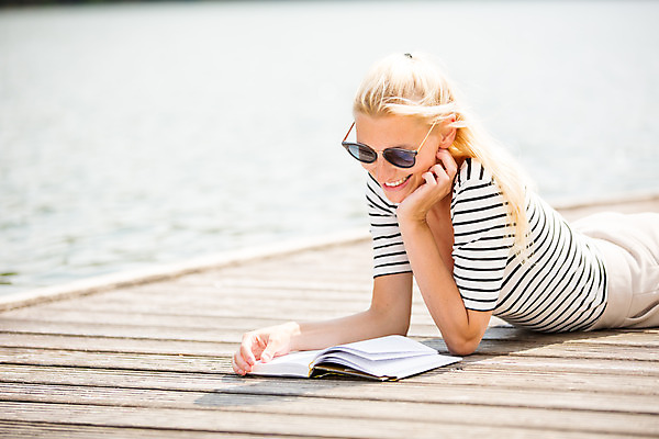포토 JPG 주간 서양인 외국인 응시 여자 엎드리기 여행 가족여행 한명 미소 사람 상반신 성인 야외 책 30대 선글라스 독서 잡기 즐거움 체코 성인여자한명만 국내포토 자연요소 1 시선 감정 유럽 안경 모션 표정 인종 장년 여자한명만 성인여자만 파일형식
