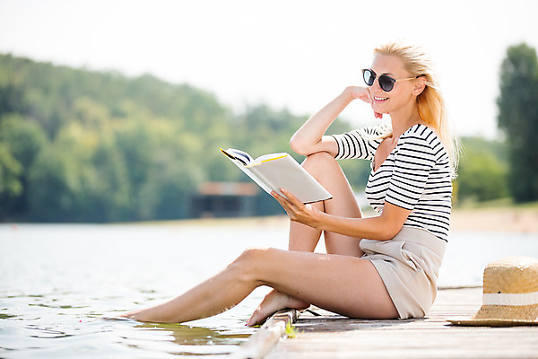 포토 JPG 주간 전신 서양인 외국인 모자 응시 여자 행복 여유 여행 가족여행 한명 미소 들기 사람 앉기 성인 야외 옆모습 책 물 30대 강 선글라스 독서 턱괴기 잡기 즐거움 체코 발담그기 성인여자한명만 국내포토 자연요소 1 시선 잡화 감정 유럽 안경 뷰포인트 모션 표정 인종 장년 여자한명만 성인여자만 파일형식