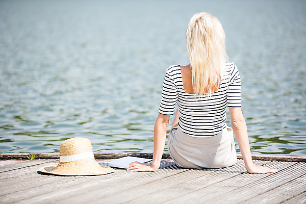 포토 JPG 주간 전신 서양인 외국인 모자 여자 여행 물장구 가족여행 한명 사람 앉기 성인 야외 뒷모습 책 30대 강 기댐 즐거움 체코 다리펴기 성인여자한명만 국내포토 자연요소 1 잡화 감정 유럽 뷰포인트 모션 물놀이 인종 장년 여자한명만 성인여자만 파일형식