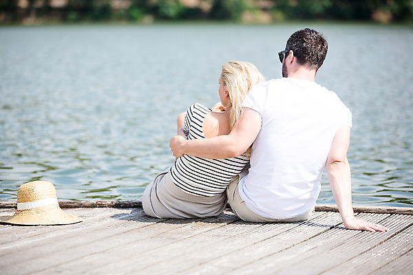 포토 JPG 주간 전신 서양인 외국인 모자 손 부부 여자 남자 여행 가족 남편 휴식 가족여행 사람 앉기 20대 성인 야외 두명 뒷모습 30대 강 부모 기댐 화목 잡기 아내 가족라이프 즐거움 체코 성인만 국내포토 자연요소 라이프스타일 커플 잡화 감정 유럽 뷰포인트 컨셉 관계 모션 인종 청년 신체부위 장년 파일형식