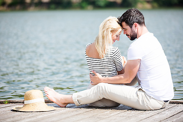 포토 JPG 주간 전신 서양인 외국인 모자 손 부부 여자 남자 행복 여유 여행 가족 남편 휴식 가족여행 사람 앉기 성인 야외 두명 옆모습 뒷모습 강 마주보기 기댐 화목 잡기 아내 가족라이프 즐거움 체코 이마맞대기 성인만 국내포토 자연요소 라이프스타일 커플 잡화 감정 유럽 뷰포인트 컨셉 관계 모션 인종 신체부위 얼굴맞대기 파일형식