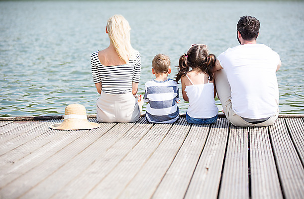 포토 JPG 주간 서양인 외국인 모자 응시 여자 남자 딸 아들 어린이 여행 가족 엄마 가족여행 사람 앉기 소녀 소년 여러명 상반신 성인 야외 뒷모습 강 부모 화목 자녀 가족라이프 아빠 즐거움 체코 국내포토 자연요소 라이프스타일 시선 잡화 감정 유럽 뷰포인트 다수 컨셉 관계 모션 인종 파일형식
