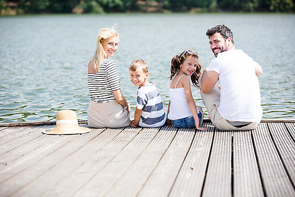 포토 JPG 주간 서양인 외국인 모자 응시 여자 남자 딸 아들 어린이 여행 가족 엄마 가족여행 미소 사람 앉기 소녀 소년 여러명 상반신 20대 성인 야외 뒷모습 10대 강 부모 화목 자녀 가족라이프 뒤돌아보기 아빠 즐거움 체코 국내포토 자연요소 라이프스타일 시선 잡화 감정 유럽 뷰포인트 다수 컨셉 관계 모션 청소년 표정 인종 청년 파일형식