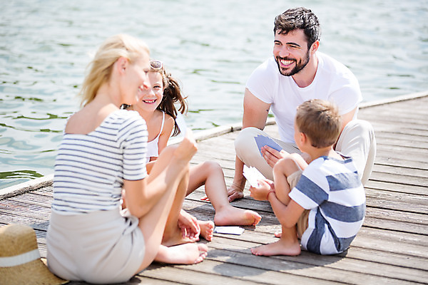 포토 JPG 주간 전신 서양인 외국인 모자 응시 여자 남자 딸 행복 아들 여유 어린이 여행 가족 엄마 가족여행 미소 사람 앉기 소녀 소년 여러명 20대 성인 야외 앞모습 옆모습 뒷모습 10대 30대 강 마주보기 화목 가족라이프 트럼프 아빠 즐거움 체코 보드게임 국내포토 자연요소 라이프스타일 시선 잡화 감정 유럽 뷰포인트 다수 컨셉 관계 모션 청소년 놀이 표정 인종 청년 장년 놀이용품 파일형식