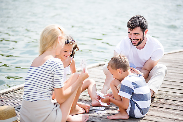 포토 JPG 주간 전신 서양인 외국인 모자 응시 여자 남자 딸 행복 아들 여유 어린이 여행 가족 엄마 가족여행 미소 사람 앉기 소녀 소년 여러명 20대 성인 야외 앞모습 옆모습 뒷모습 10대 30대 강 마주보기 화목 가족라이프 트럼프 아빠 즐거움 체코 보드게임 국내포토 자연요소 라이프스타일 시선 잡화 감정 유럽 뷰포인트 다수 컨셉 관계 모션 청소년 놀이 표정 인종 청년 장년 놀이용품 파일형식