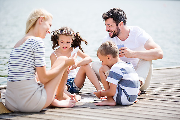 포토 JPG 주간 전신 서양인 외국인 모자 응시 여자 남자 딸 행복 아들 여유 어린이 여행 가족 엄마 가족여행 미소 사람 앉기 소녀 소년 여러명 20대 성인 야외 앞모습 옆모습 뒷모습 10대 30대 마주보기 화목 가족라이프 트럼프 아빠 즐거움 체코 보드게임 국내포토 자연요소 라이프스타일 시선 잡화 감정 유럽 뷰포인트 다수 컨셉 관계 모션 청소년 놀이 표정 인종 청년 장년 놀이용품 파일형식